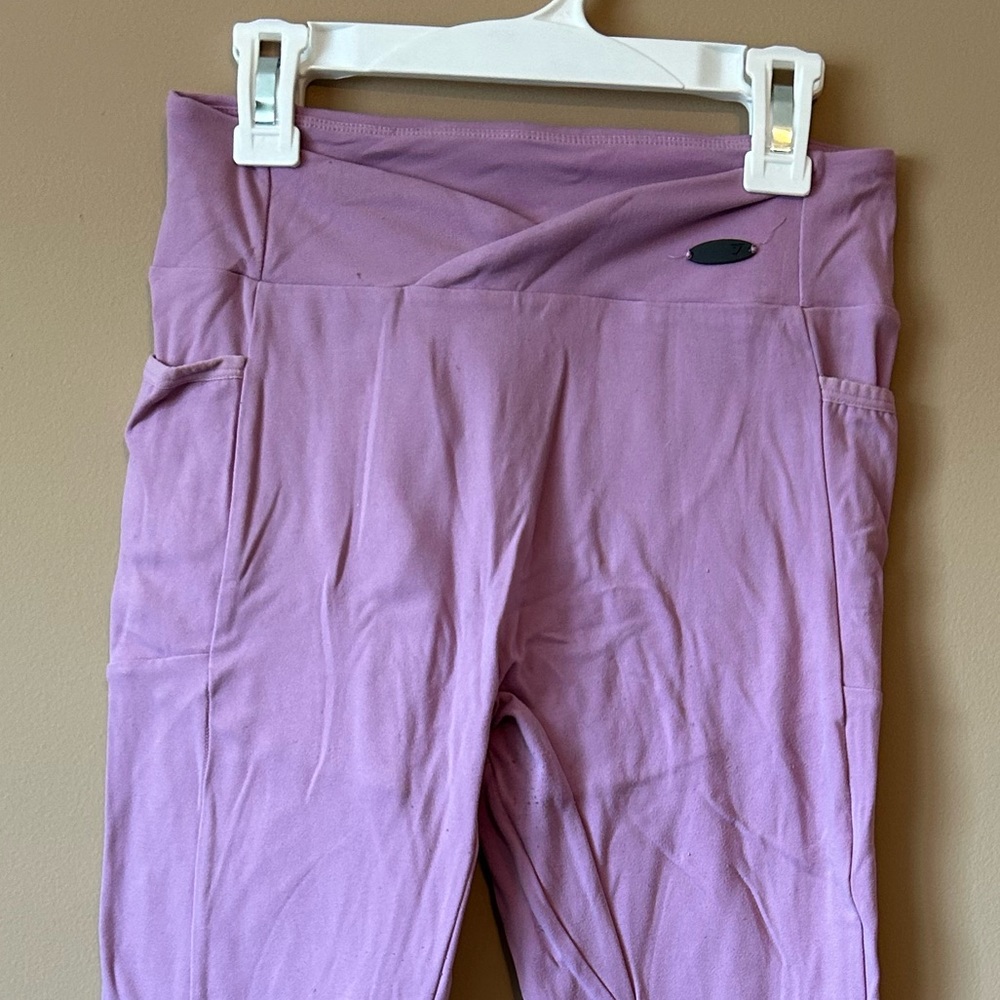 Gym shark. Size Medium. Pink leggings.